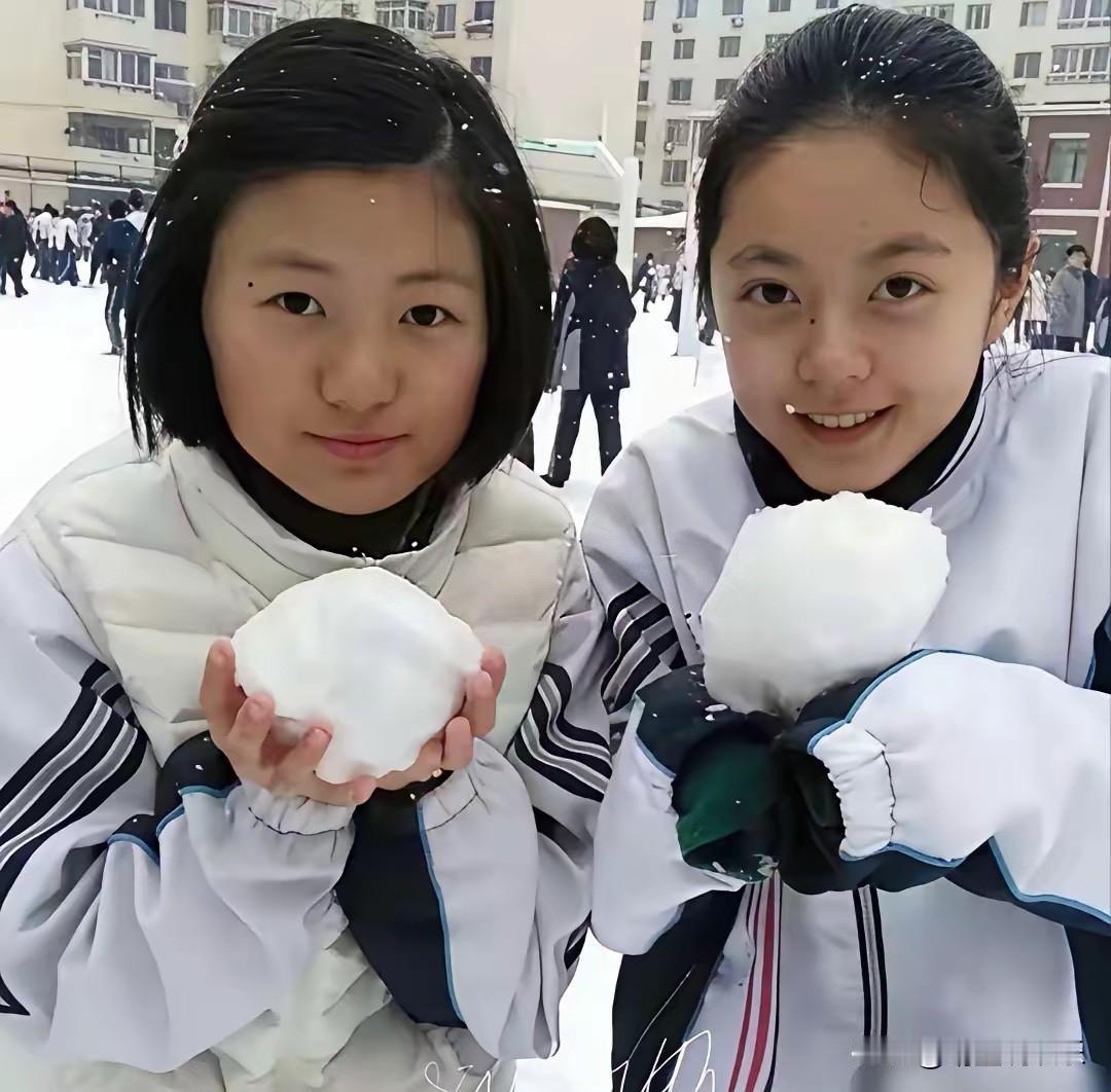 不愧是明星啊！从小长相气质就特别出众，和同学们完全不在同一个图层，这是不是就