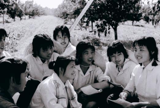 1979年，知青马爱茹为返城，狠心与丈夫离婚，抛下6岁女儿，一人回了天津。哪知，