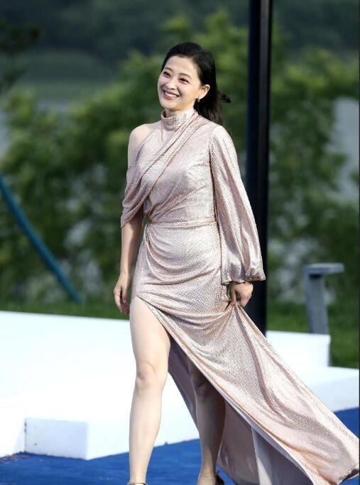 她是中年女演员中最知性的一位，是属于年轻时颜值一般，越老了韵味十足。这种美给人感