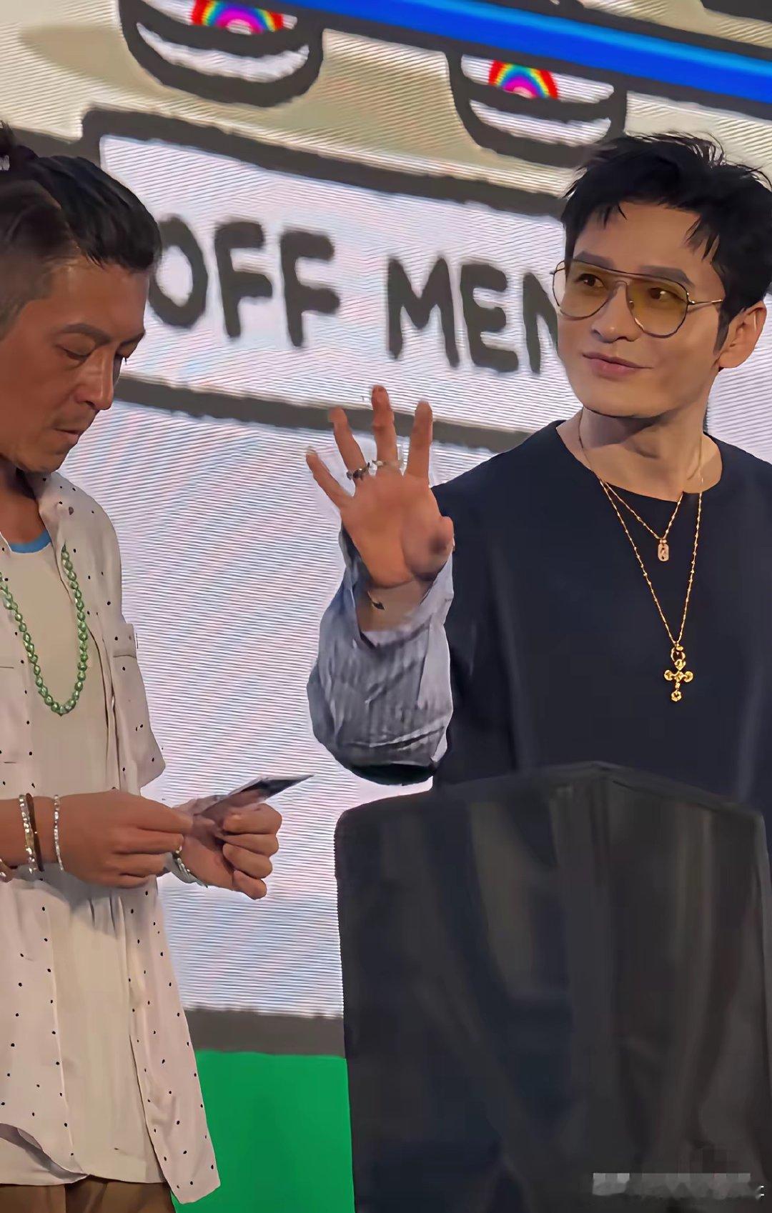 黄晓明和陈冠希同框，黄晓明肉眼可见的，化了妆的。皮肤很细滑的，而且，还戴了假发套的。看起来比陈冠希干