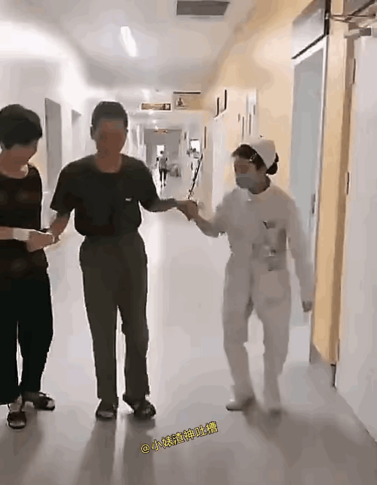 这个护士可真有趣。有一位中风病人正在医院走廊朝着病房走去，家属和一个小护士在旁