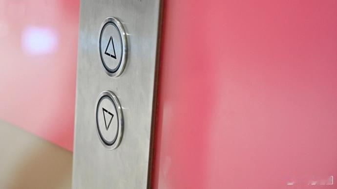 上海业主补交9.7万仍被拒乘电梯！原业主反对，新业主该背锅吗？旧小区电梯加装