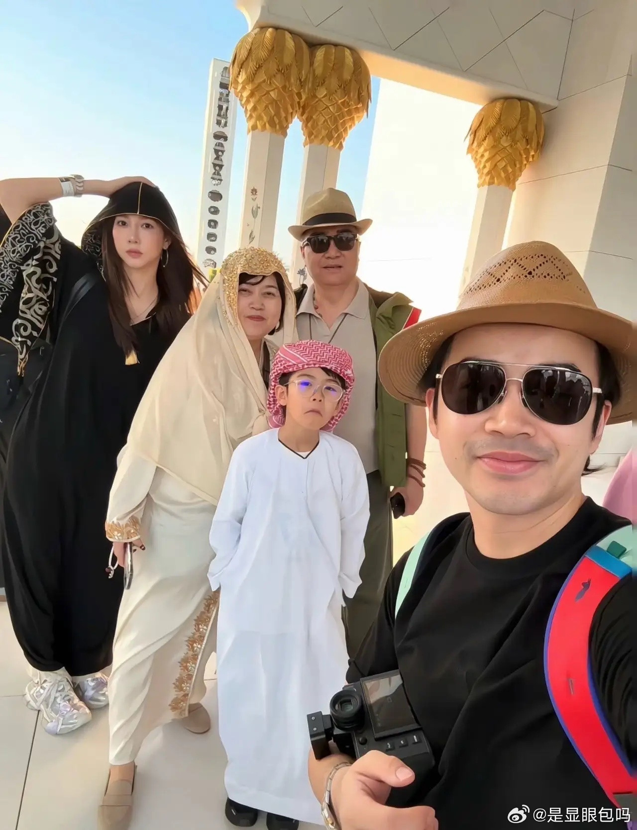 李茂弦子一家五口今早终于回国了，但这几天的经历真能把人吓出心脏病。他们2月底在迪