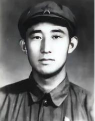 1949年，潜伏在敌人内部的吴荣森，已经引起了特务的怀疑，他察觉到危险后，正准备