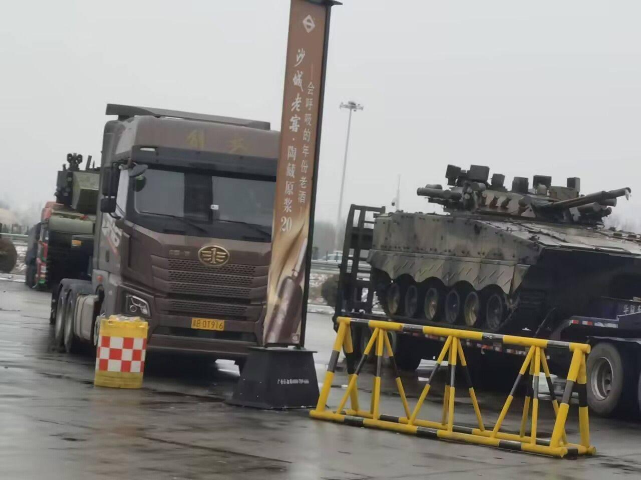 去年带APS主动防御系统的99A前面原来还有改进型04A步战车好像也是某种AP