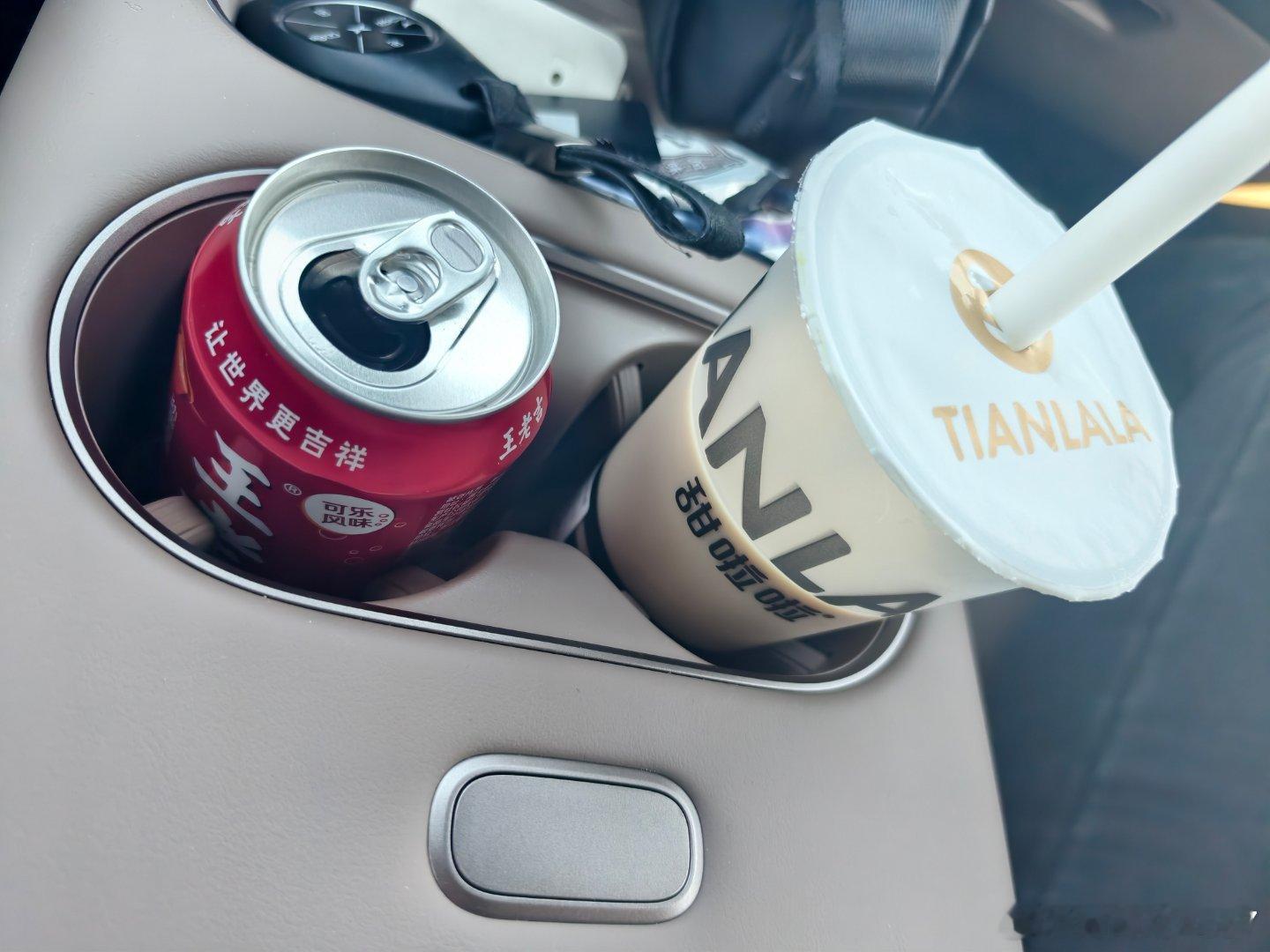 上班就不用说了，得来点快乐的跑长途更得需要奶茶小零食了，我最爱无花果了，开车嘴