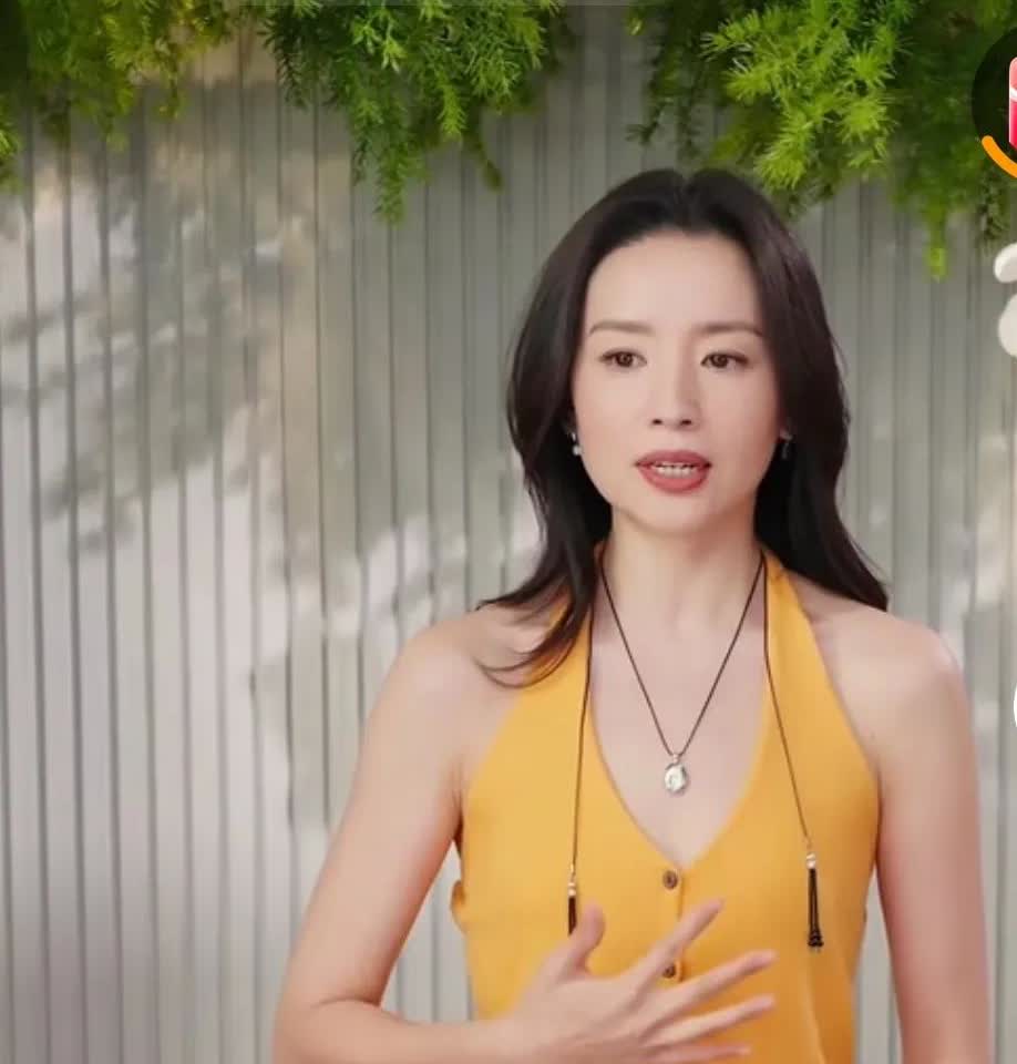 最近流行一个词，叫“心脉受损”，我觉得最形象的就是失婚后的董洁和章子怡。董洁年轻