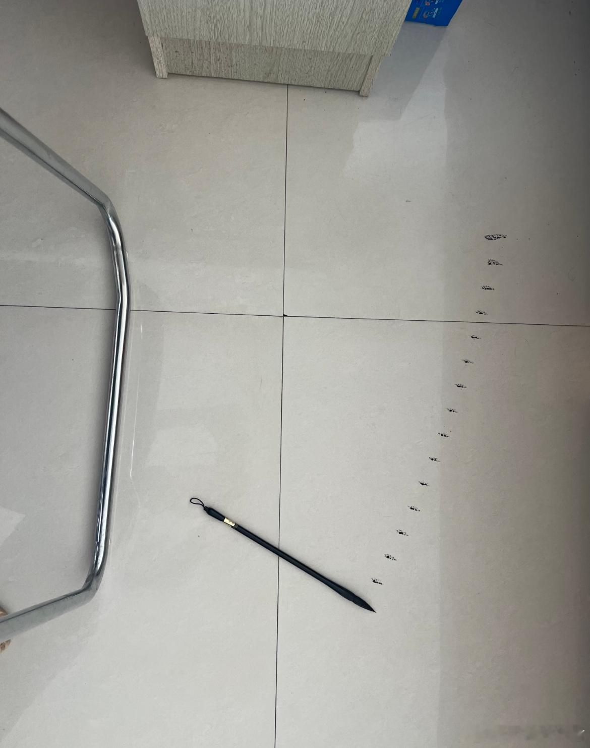 不小心把毛笔掉地上了。