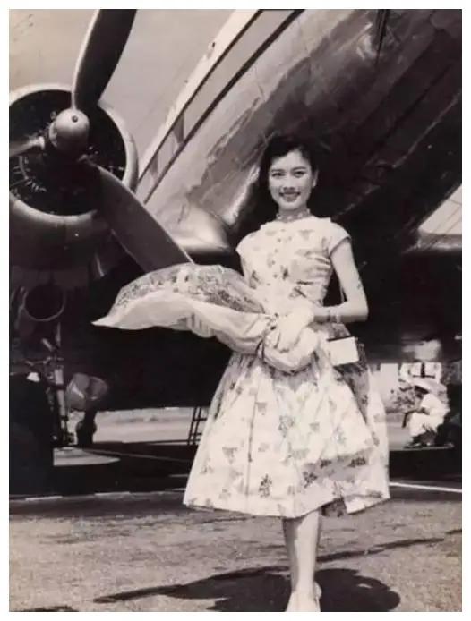 1931年的一晚，张学良刚刚睡下，二夫人谷瑞玉突然爬上床，从身后一把抱住他苦苦哀