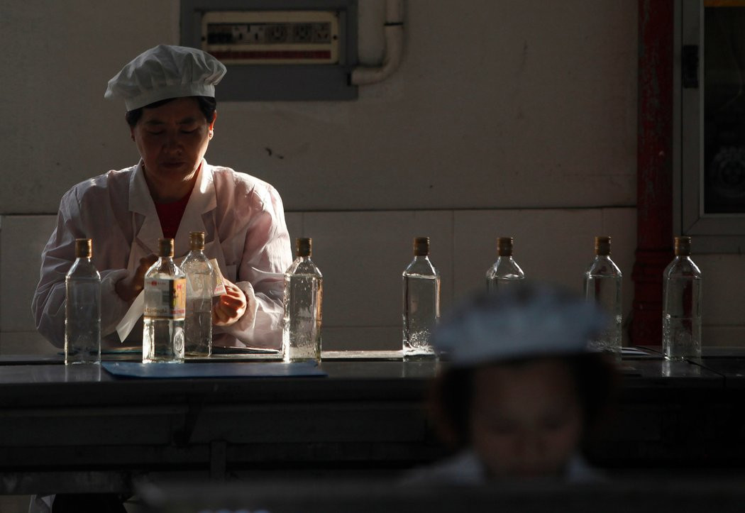 过去十年，中国白酒走出一条典型的“量缩价撑”曲线。国家统计口径显示，白酒产量已从