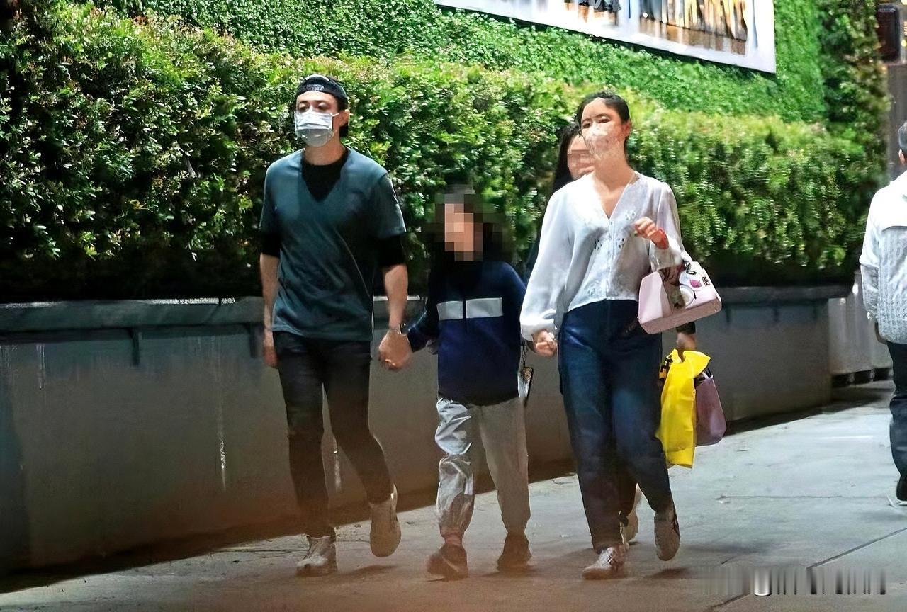 偶遇林心如霍建华带女儿外出吃冰淇淋，两人都是寻常打扮，服饰也非常日常。小海豚一手