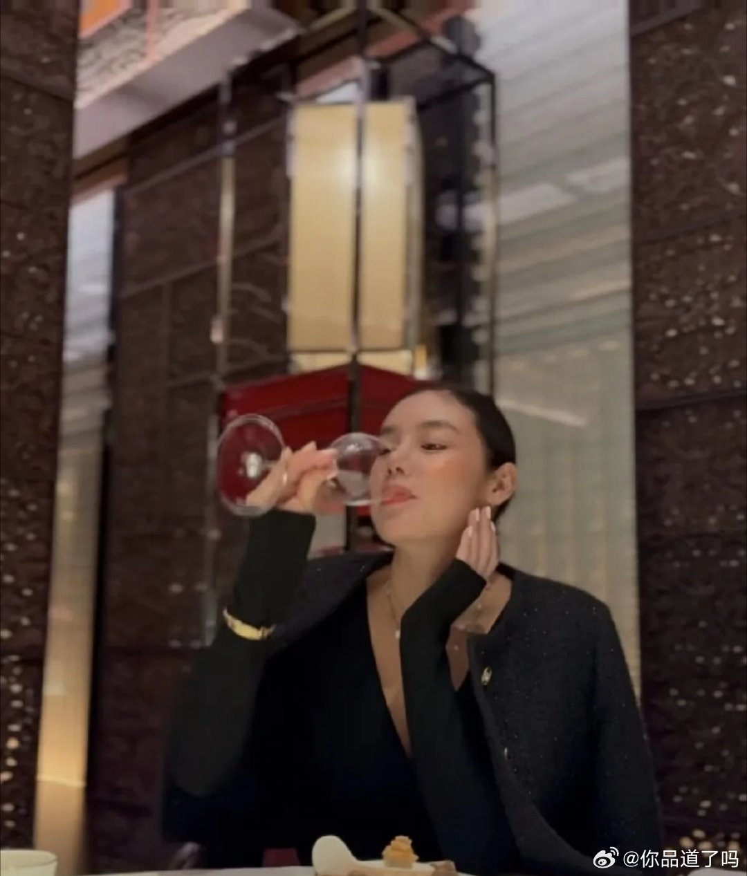 两婚两离的乐基儿，日子过得相当惬意。有钱有闲的她，最近还去了澳门的米其林高级餐厅