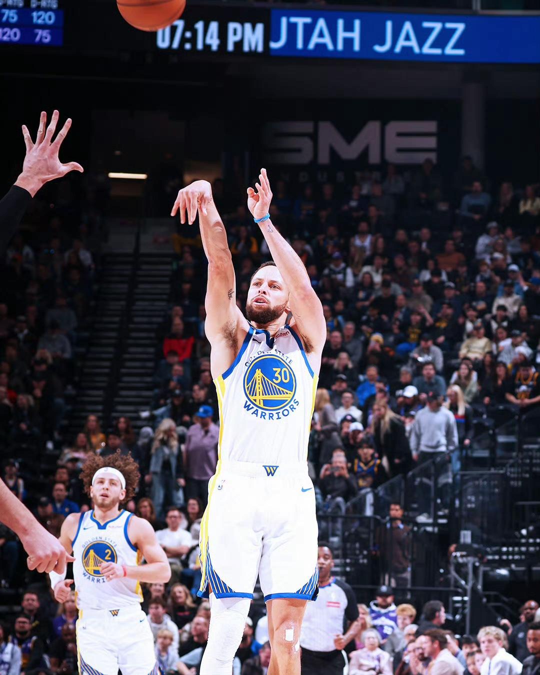 库里里程碑，勇士140-124爵士，谈三件事。1、库里里程碑，本场得到27分，