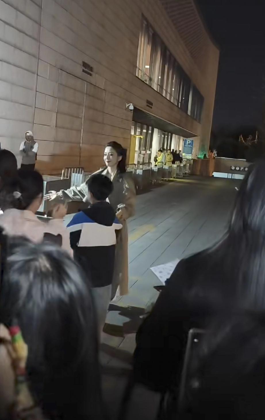 4月3日，佟丽娅北京天桥演舞剧可真火爆，还未进场就被围堵了，路人要与她合影，而她