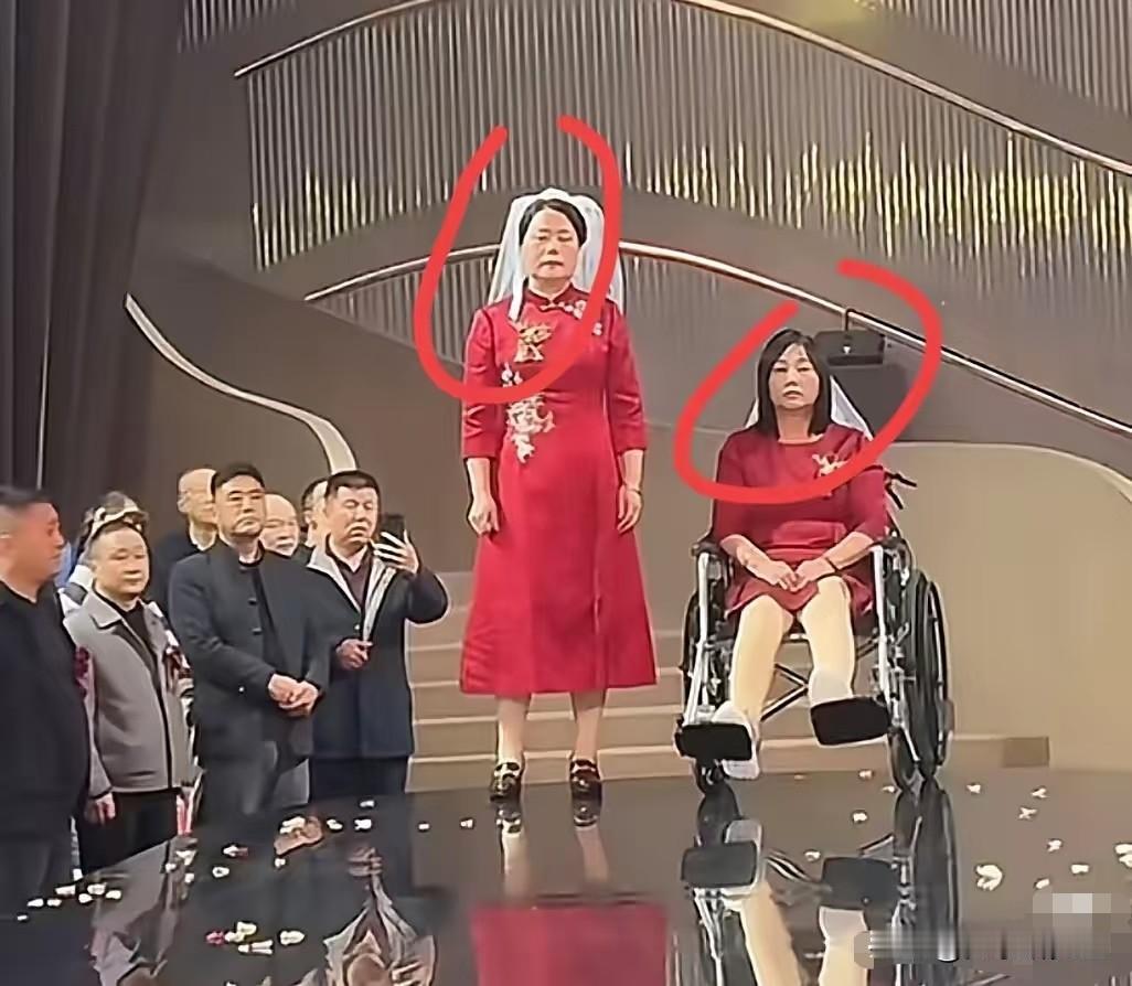 解清帅婚礼上两位妈妈的表情让人意外。一个坐轮椅全程没咋笑，一个戴头纱也绷着脸