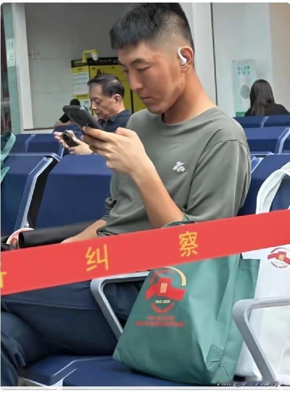 圆满完成任务，小伙子们要归队了。那脸上的印记，真实记录着作为军人的使命感……