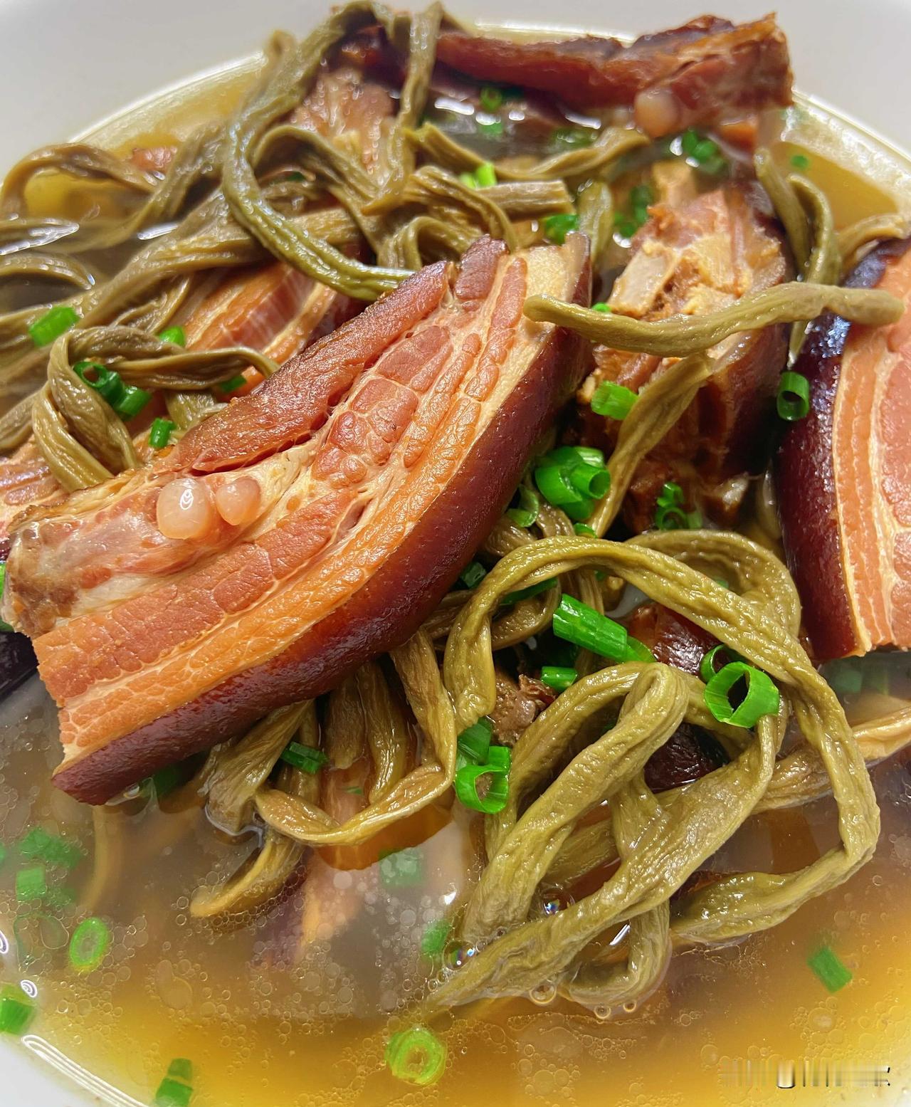 开饭啦，迟到的午餐也是午餐，开吃……干豇豆炖小猪排：肥瘦均匀的小猪排咸香十足