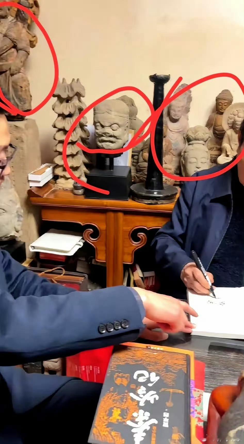 贾平凹的办公室，硬生生把一间文人书房，顶出了地下文物库房的压迫感。这样的办公室，