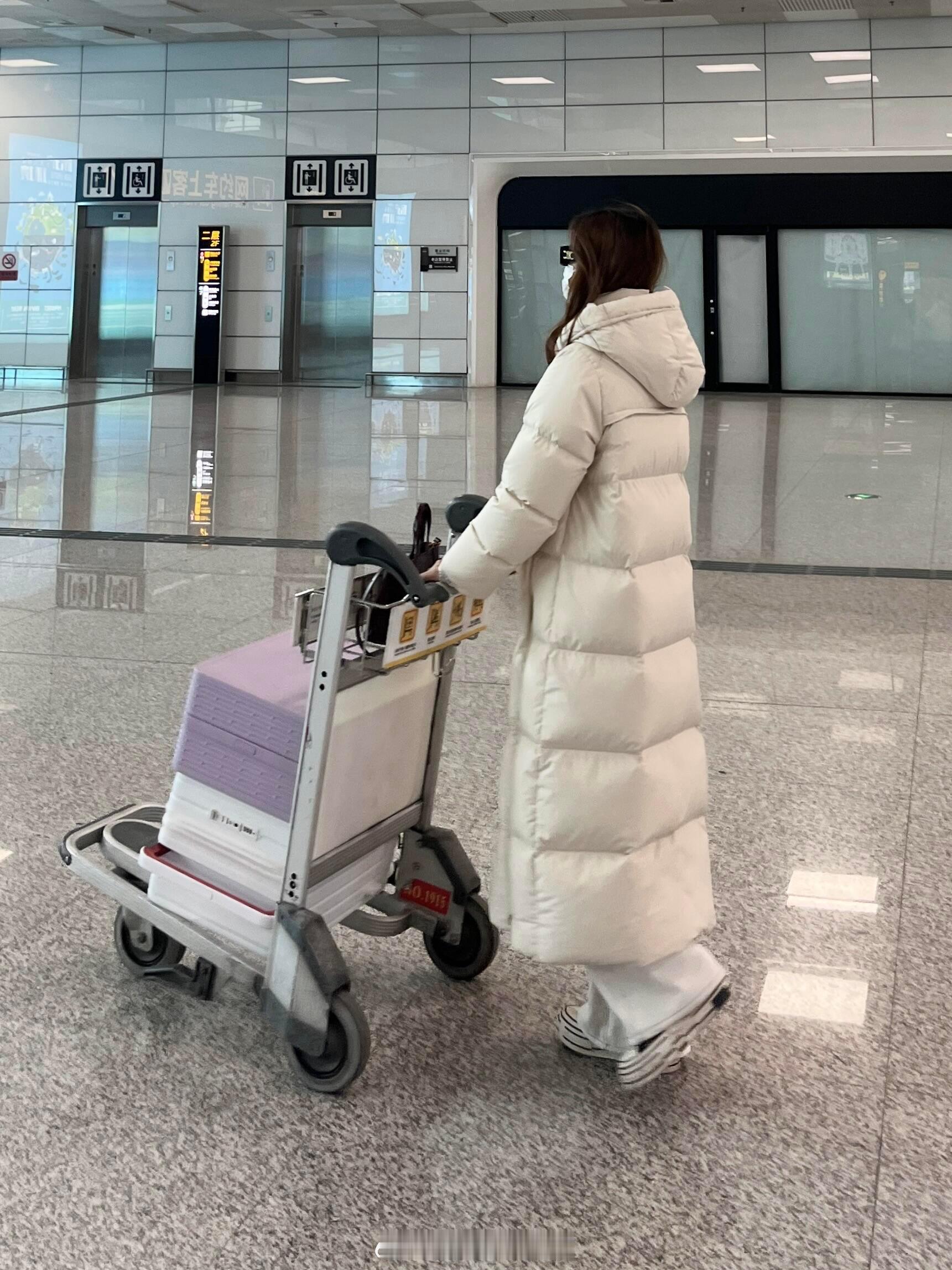 感觉穿这件回家过年真的会妈见夸！闺蜜这个白色长款羽绒服简直绝了！超级显瘦！而且还