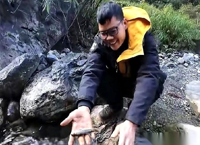 我天，一个看着斯斯文文的男人，抄起一块石头，“咣”一下砸进小溪里，水花炸开，一条