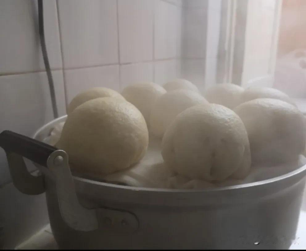 蒸馒头翻车！整锅没法吃，中午都快愁哭了满心欢喜蒸了一锅馒头，因为加入了劣质