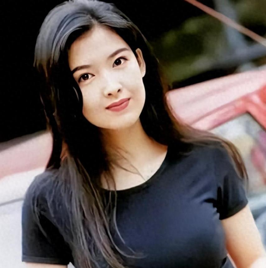 这就是我们“玉女”守卫的爱情？周慧敏不是傻，是太精了。倪震激吻门13天后，她没分