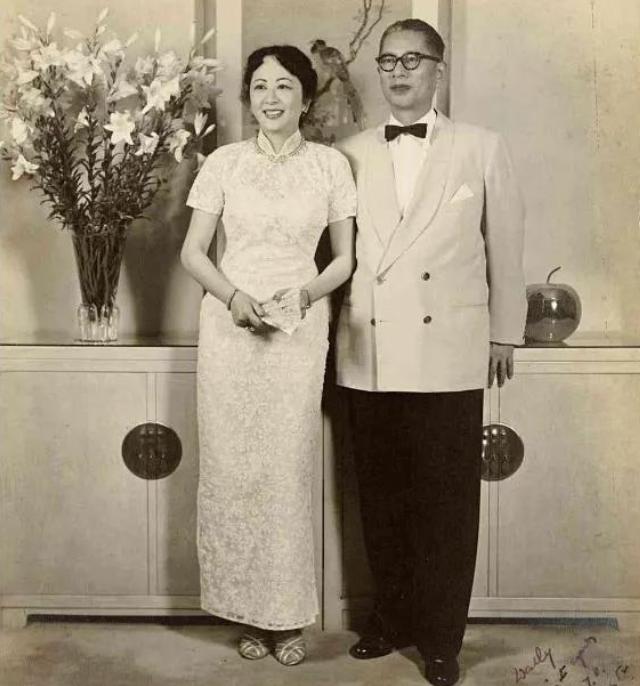 1914年，宋霭龄与孔祥熙完婚。新婚之夜，一伙儿人来闹洞房，有人一把扯下她的腰带