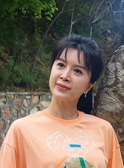 50岁的金巧巧，真的是所有女人提了个醒。无论你身材多好，长得有多漂亮，也别轻