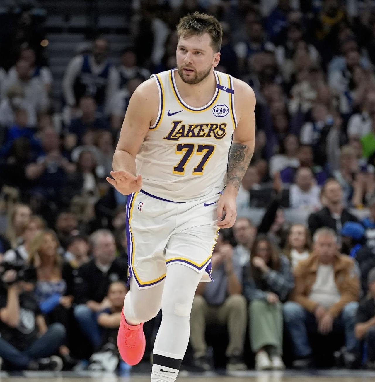 NBA常规赛历史上，单赛季场均得分30+、篮板7+、助攻7+的球员：1.卢卡