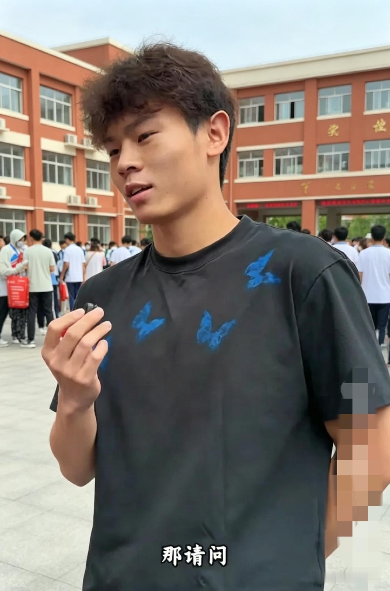 现在大学真卷啊，第一个走出考场的考生，直接被记者抓住拜访，才知道他已经提前被上