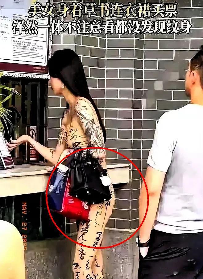 刚开始还以为是穿着衣服呢，仔细一瞧，好家伙，全是纹身啊！👀现代纹身技术已突破