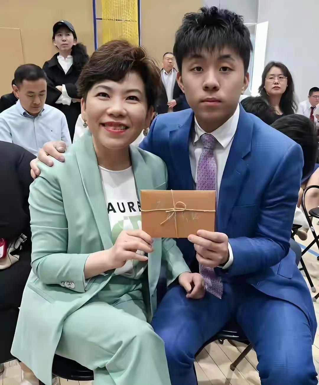 邓亚萍一家近照曝光：53岁的她早已实现财富自由，丈夫事业有成跻身富商之列，儿子更
