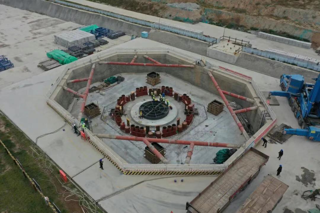 日前，西安东三环至临潼快速路（东临路）上跨西康铁路斜拉转体桥主墩球铰安装完成，标