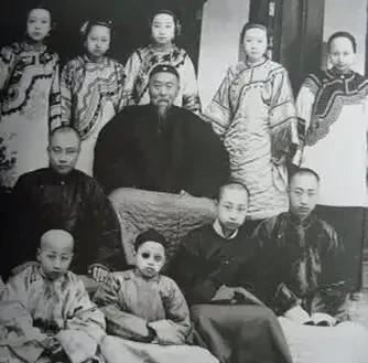 清末大员李鸿章走完一生，身后那堆银子堆得像小山，换成现在得值好几个亿。那些钱够一