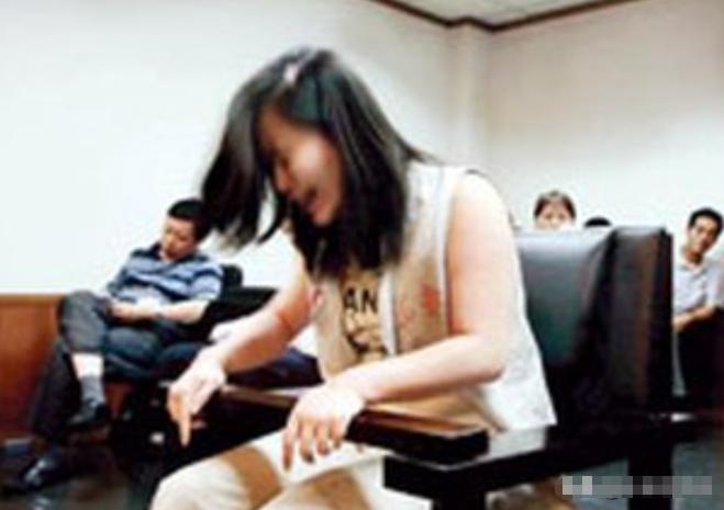 2006年，法庭审判中，死刑犯刘晶晶在被带至法庭时情绪极度失控，她语无伦次，泪