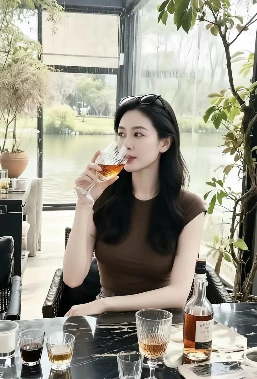 一位五官精致，气质优雅的美女小姐姐在湖边享受美好的时光。