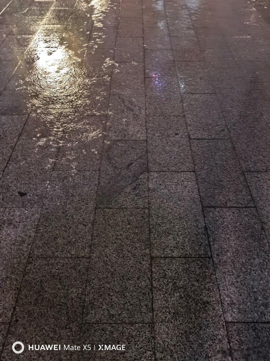 北方暴雨冷到破纪录北京今年的雨简直了，，，010秒变江南的感觉。以后该不会来一个