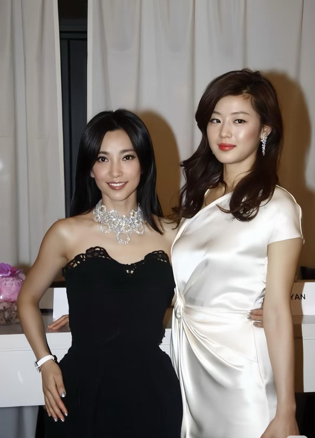 《雪花秘扇》大概是全智贤颜值最低的一部电影了。剧中淡化了俩女主的身高差距，而且