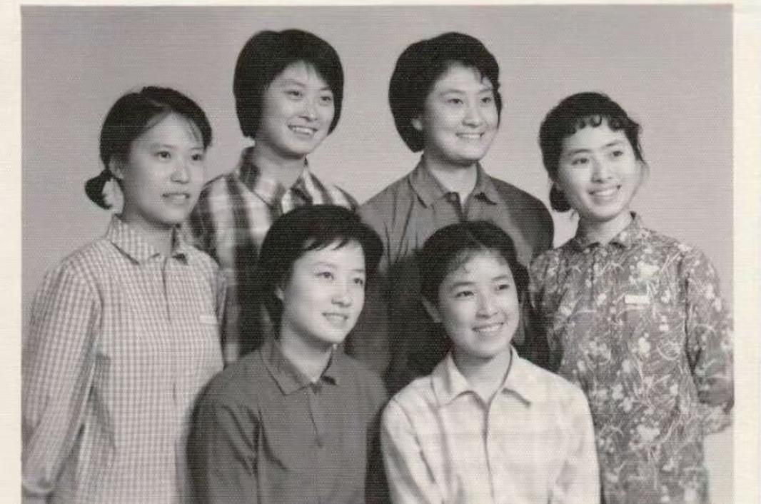 图一是敬一丹76年在北京广播学院播音系读书时与大学室友拍的温馨合照，当时的敬一丹