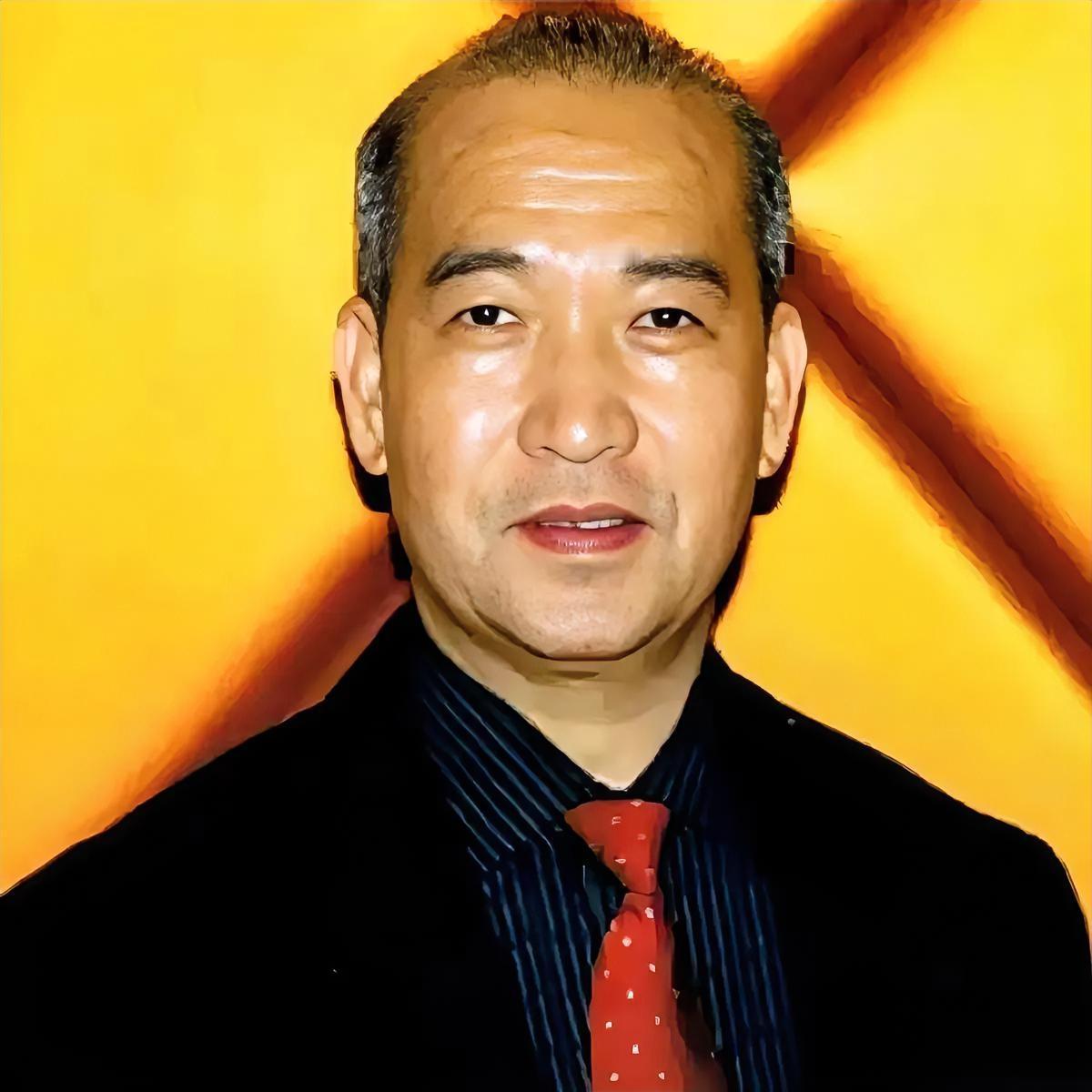 广东有个叫赵泰来的男人，做了两件被戳脊梁骨的事。第一件，注销中国户口，转头入了