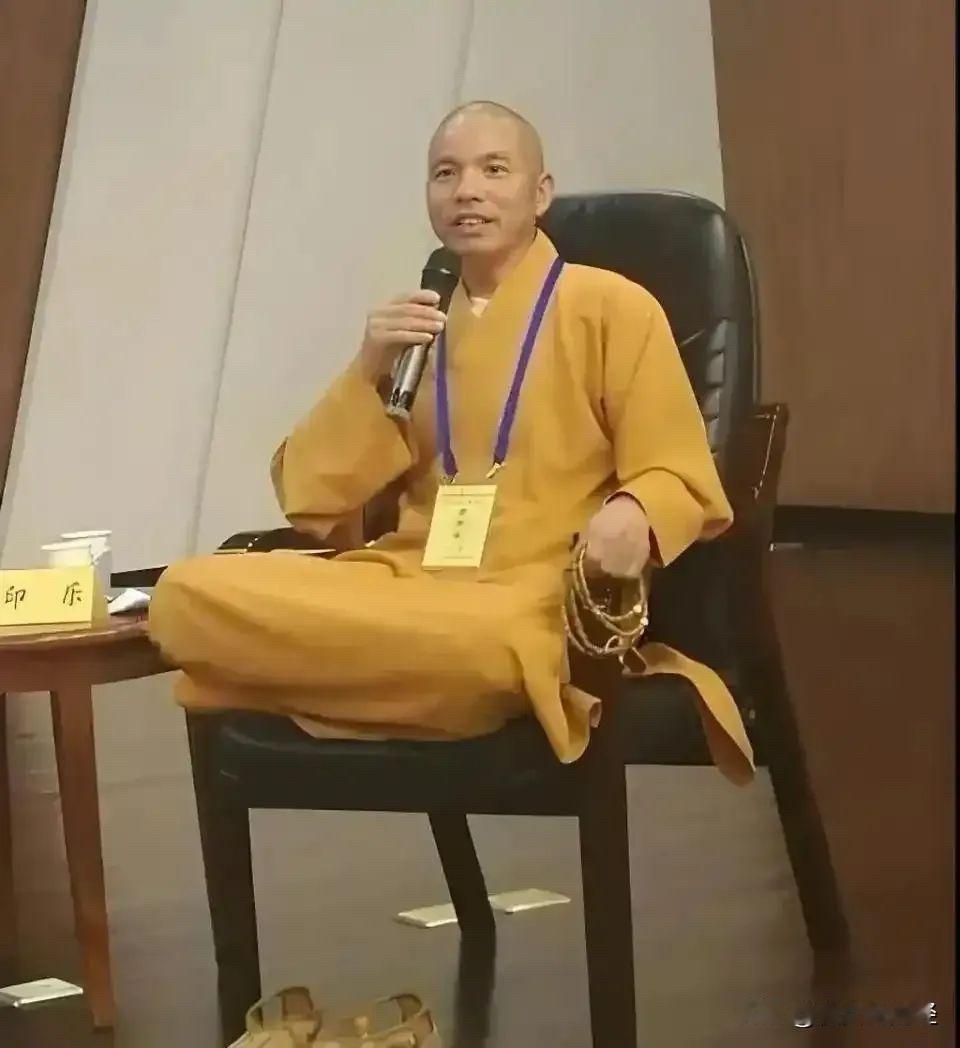 说个打趣的话，释永信和释印乐都是三角眼，都不是善茬。但就佛学造诣这块来讲，印乐