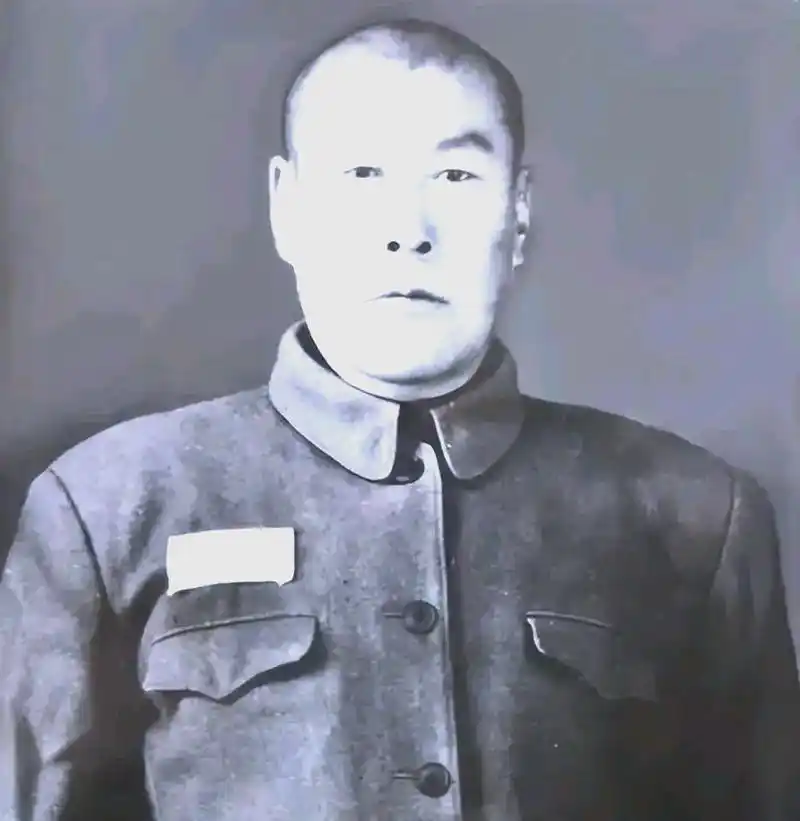 1942年，游击队长甄凤山半夜趁女战士熟睡之时，潜入到她的房间，而原因竟是她从不
