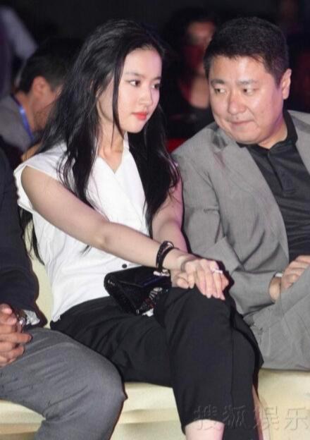 和刘亦菲坐一起的男的也太幸福了吧，眼神都藏不住了​​​