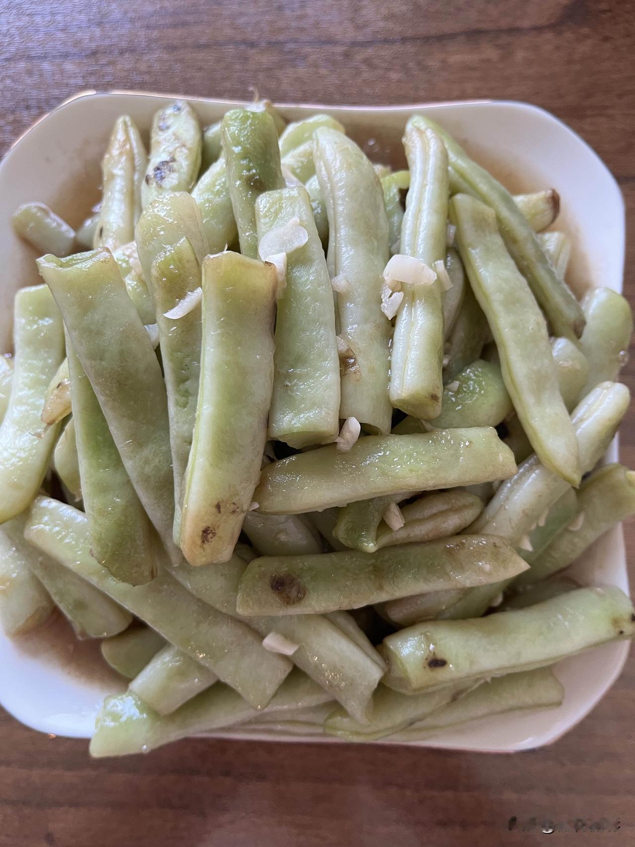好友们晚上好！新周愉快，晚餐香香！今天的晚餐：素炒豆角酱梅花骨窝头玉米果