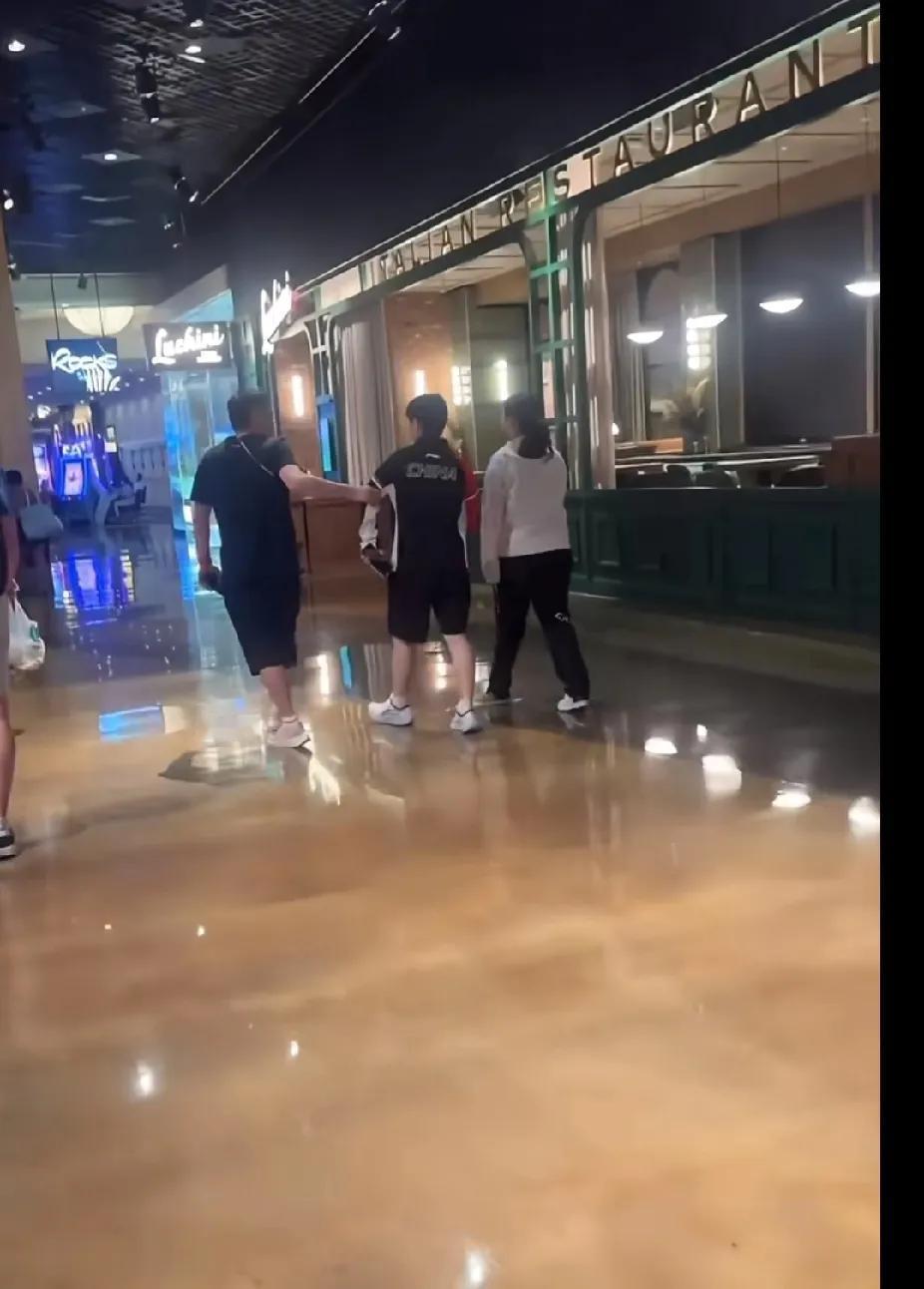 刷到国乒这仨人儿逛街视频啦！邱贻可一把拽着孙颖莎胳膊，使劲儿往前拽，莎莎那小身子