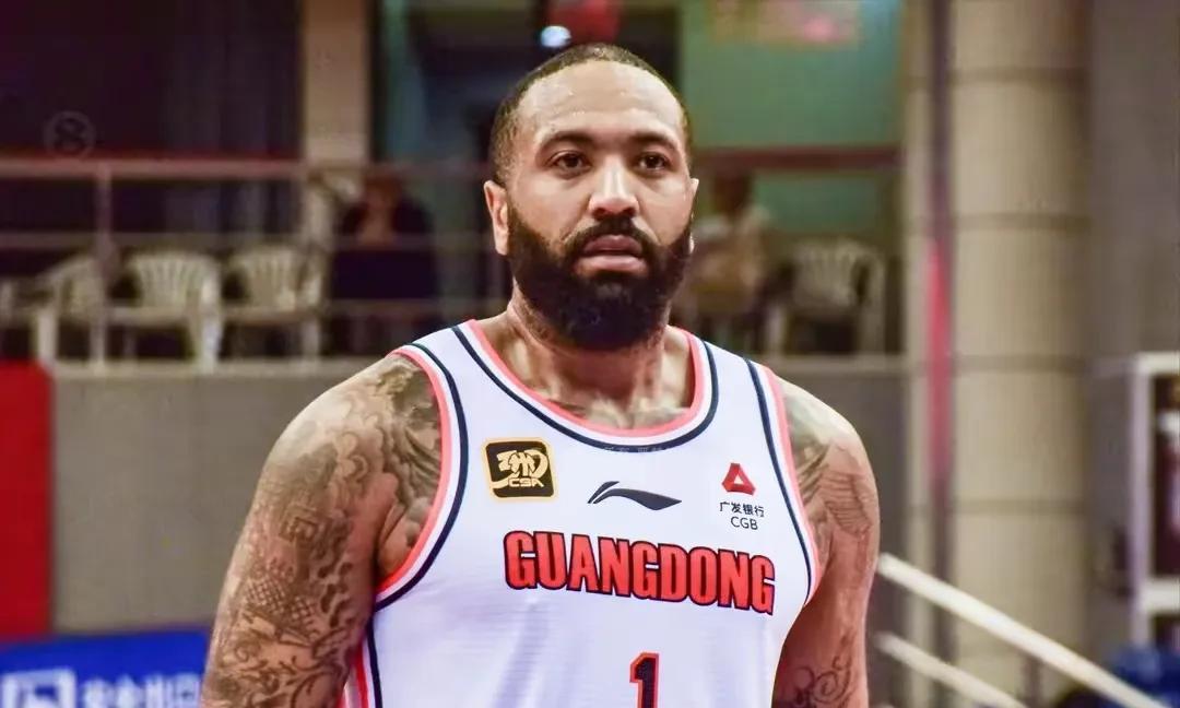 其实我早就怀疑吉伦沃特了。因为他本身是nbl的球员，上个赛季来到了CBA广东队，
