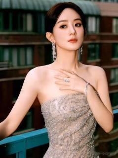 赵丽颖在《中餐厅》被问及过往感情时，她没有回避，而是轻描淡写地回答：“我做过所有