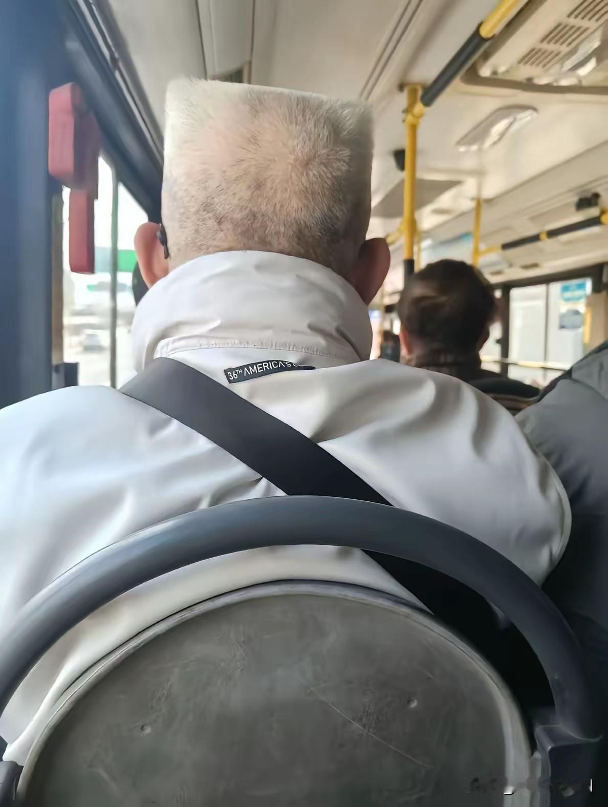 这大爷的发型像什么？怎么形容呢？