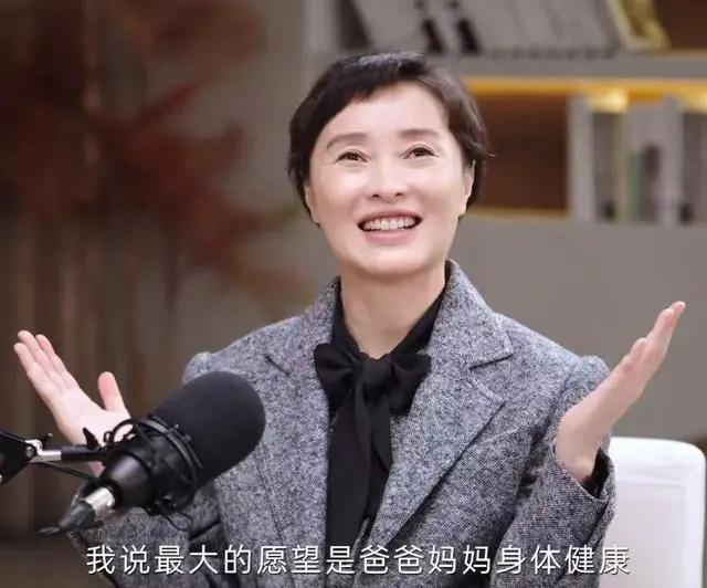 吴越在一次采访里提到，父亲曾问过她：“你会送我去养老院吗？”她一愣，随即蹲下来握