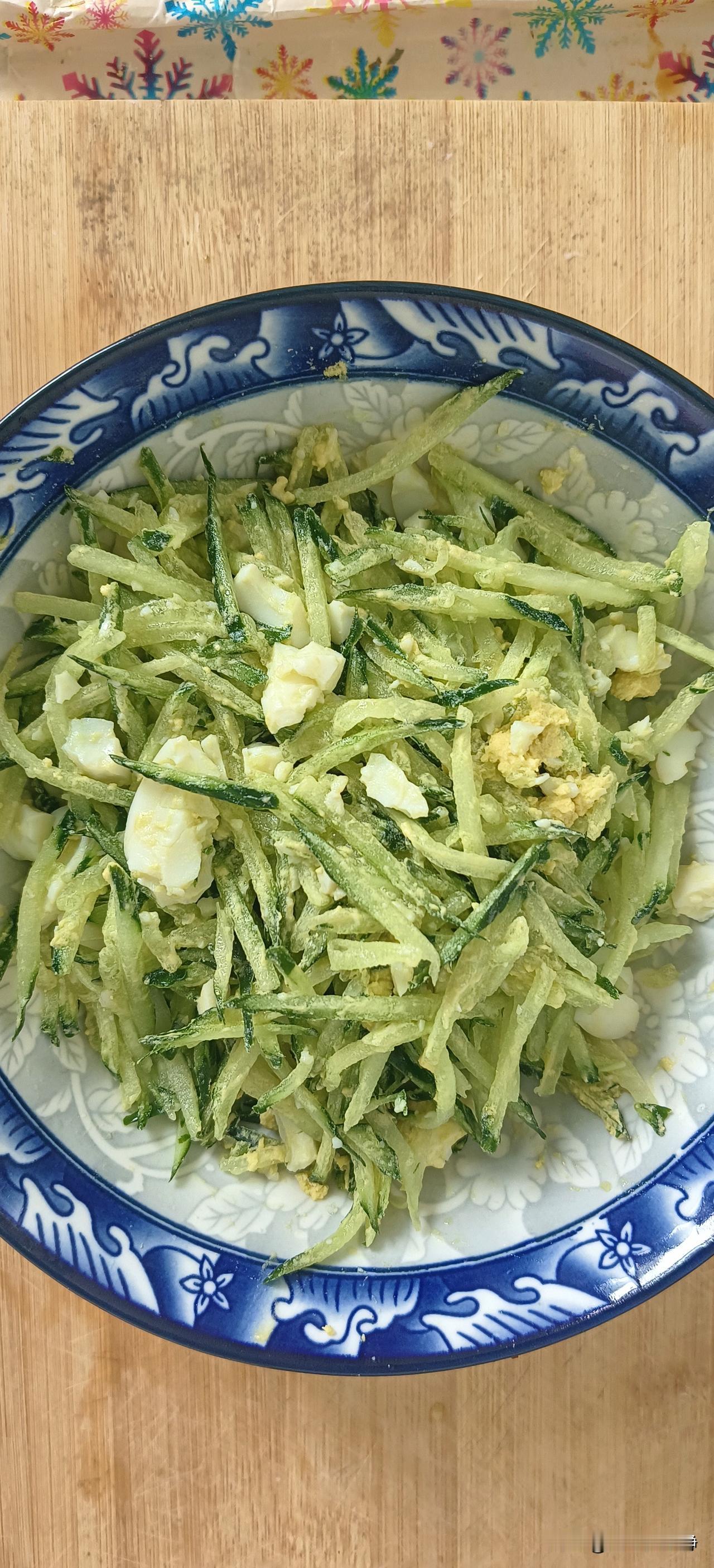 胰腺炎恢复期日常饮食!今日午餐∶黄瓜拌鸡蛋黄瓜切丝，煮熟的鸡蛋捏碎，结合自己